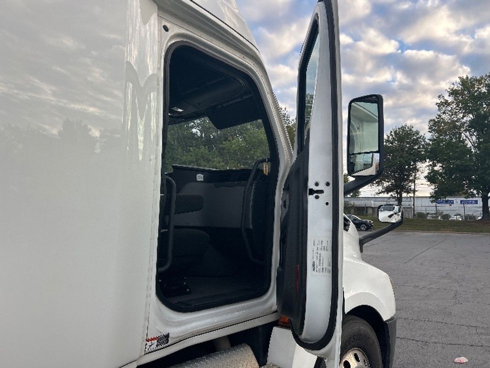 Sleeper Tractor-Heavy Duty Tractors-Freightliner-2022-T12664ST-Charlotte-NC-588,667\n\t\tmiles-$ 60,250 - Image 12