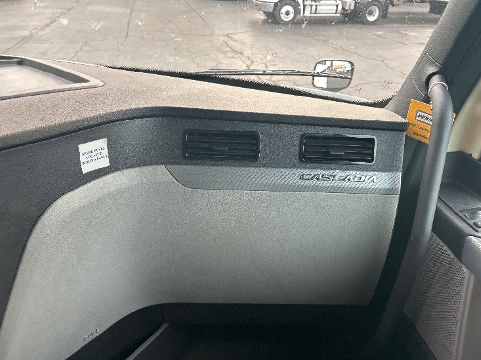 Sleeper Tractor-Heavy Duty Tractors-Freightliner-2022-T12664ST-Charlotte-NC-588,667\n\t\tmiles-$ 60,250 - Image 13