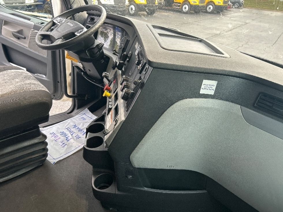 Sleeper Tractor-Heavy Duty Tractors-Freightliner-2022-T12664ST-Charlotte-NC-588,667\n\t\tmiles-$ 60,250 - Image 14