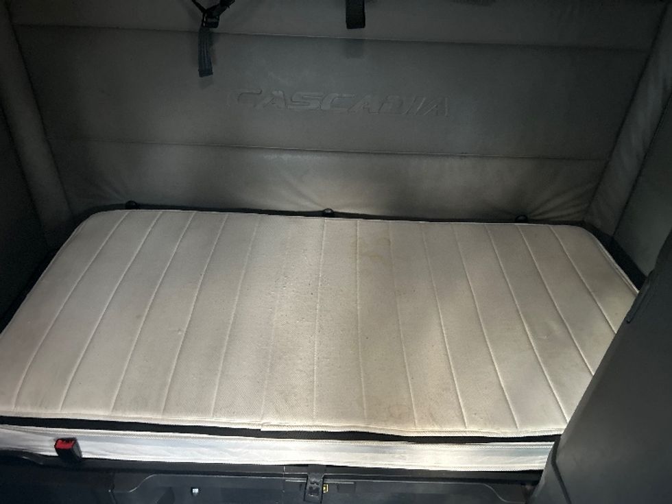 Sleeper Tractor-Heavy Duty Tractors-Freightliner-2022-T12664ST-Charlotte-NC-588,667\n\t\tmiles-$ 60,250 - Image 15