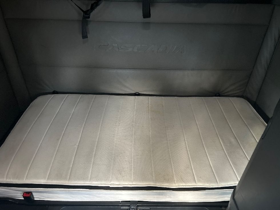 Sleeper Tractor-Heavy Duty Tractors-Freightliner-2022-T12664ST-Charlotte-NC-588,667\n\t\tmiles-$ 60,250 - Image 16