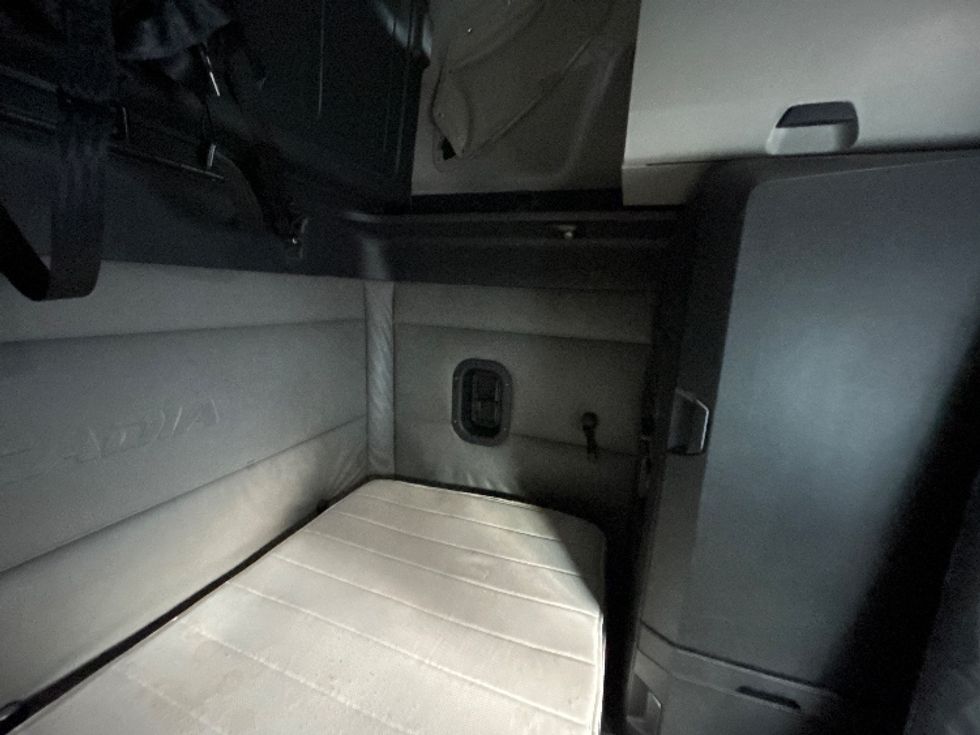 Sleeper Tractor-Heavy Duty Tractors-Freightliner-2022-T12664ST-Charlotte-NC-588,667\n\t\tmiles-$ 60,250 - Image 17