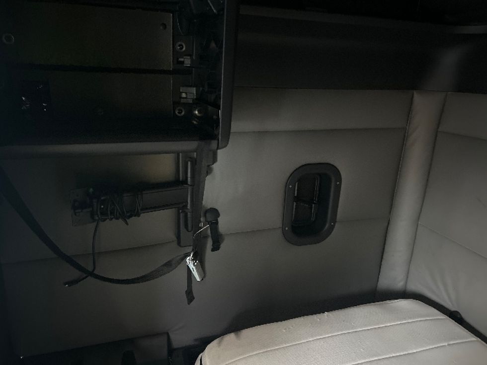 Sleeper Tractor-Heavy Duty Tractors-Freightliner-2022-T12664ST-Charlotte-NC-588,667\n\t\tmiles-$ 60,250 - Image 18