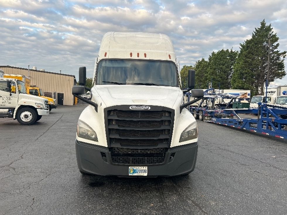2022 Freightliner Cascadia 126" Sleeper Cab photo 2