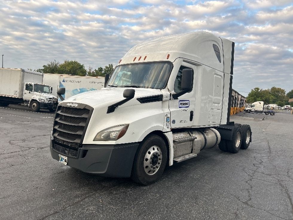 2022 Freightliner Cascadia 126" Sleeper Cab photo 3