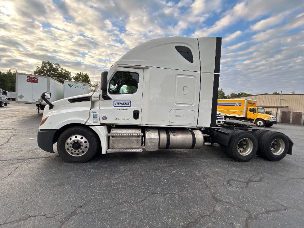 2022 Freightliner Cascadia 126" Sleeper Cab photo 4