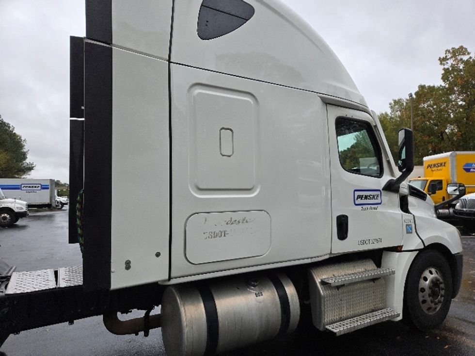 Sleeper Tractor-Heavy Duty Tractors-Freightliner-2022-T12664ST-Charlotte-NC-588,667\n\t\tmiles-$ 60,250 - Image 6