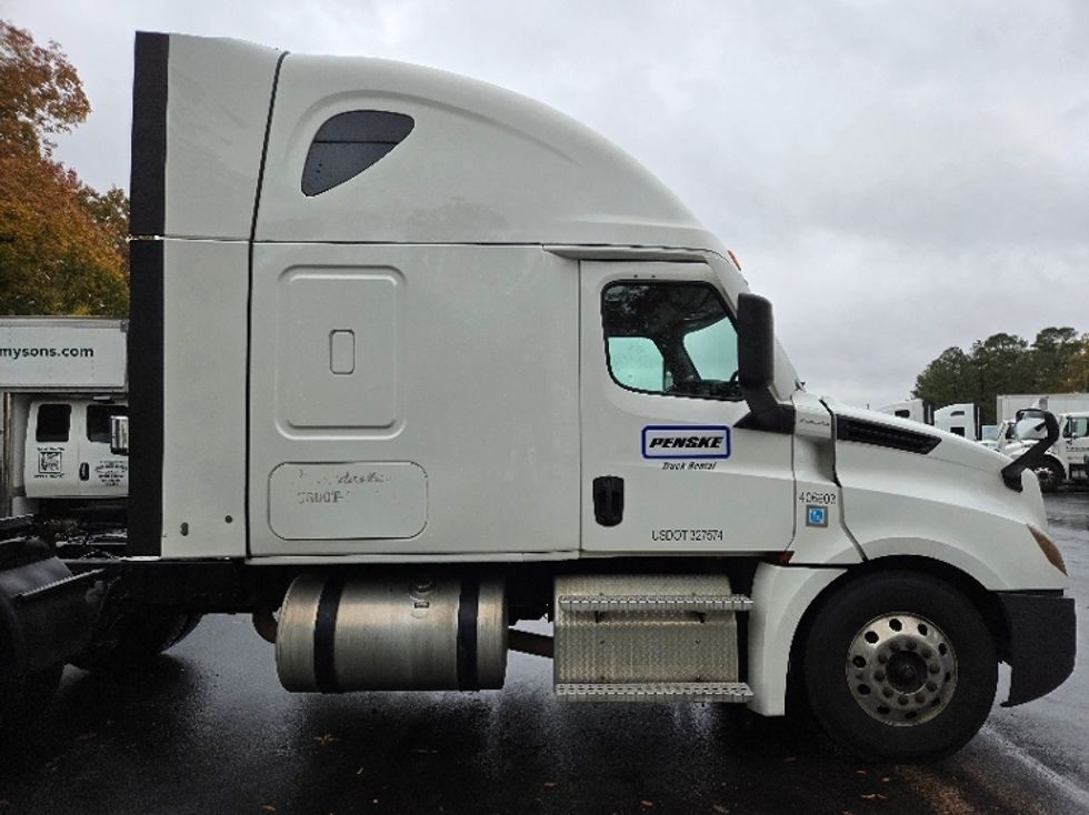 Sleeper Tractor-Heavy Duty Tractors-Freightliner-2022-T12664ST-Charlotte-NC-588,667\n\t\tmiles-$ 60,250 - Image 7