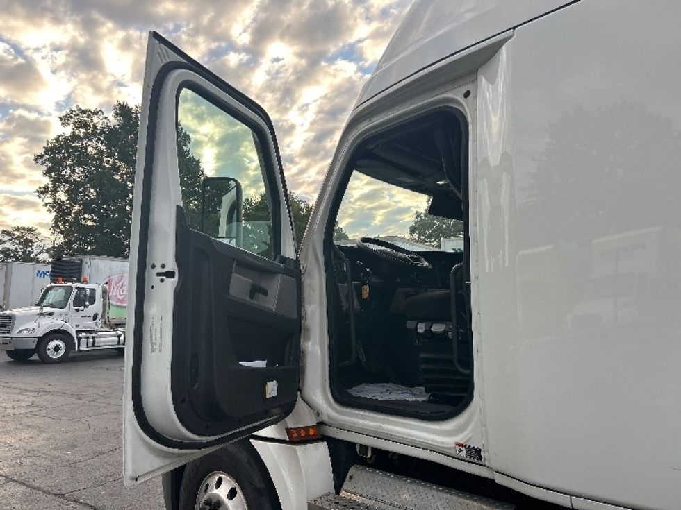 Sleeper Tractor-Heavy Duty Tractors-Freightliner-2022-T12664ST-Charlotte-NC-588,667\n\t\tmiles-$ 60,250 - Image 8