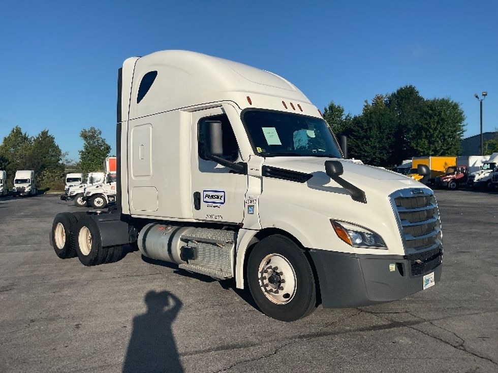 Sleeper Tractor-Heavy Duty Tractors-Freightliner-2022-T12664ST-Chattanooga-TN-266,623\n\t\tmiles-$ 95,000 - Image 1