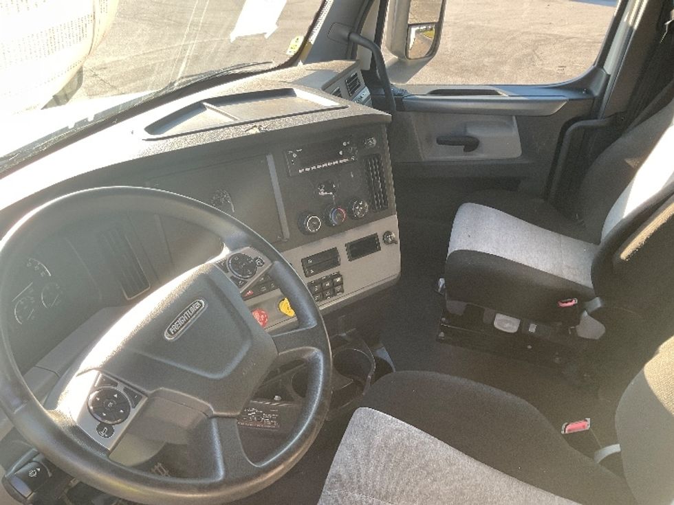 Sleeper Tractor-Heavy Duty Tractors-Freightliner-2022-T12664ST-Chattanooga-TN-266,623\n\t\tmiles-$ 95,000 - Image 10