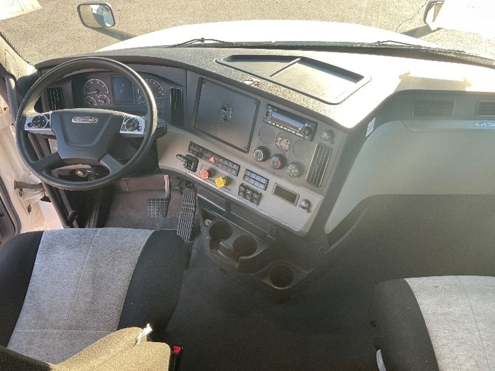 Sleeper Tractor-Heavy Duty Tractors-Freightliner-2022-T12664ST-Chattanooga-TN-266,623\n\t\tmiles-$ 95,000 - Image 12