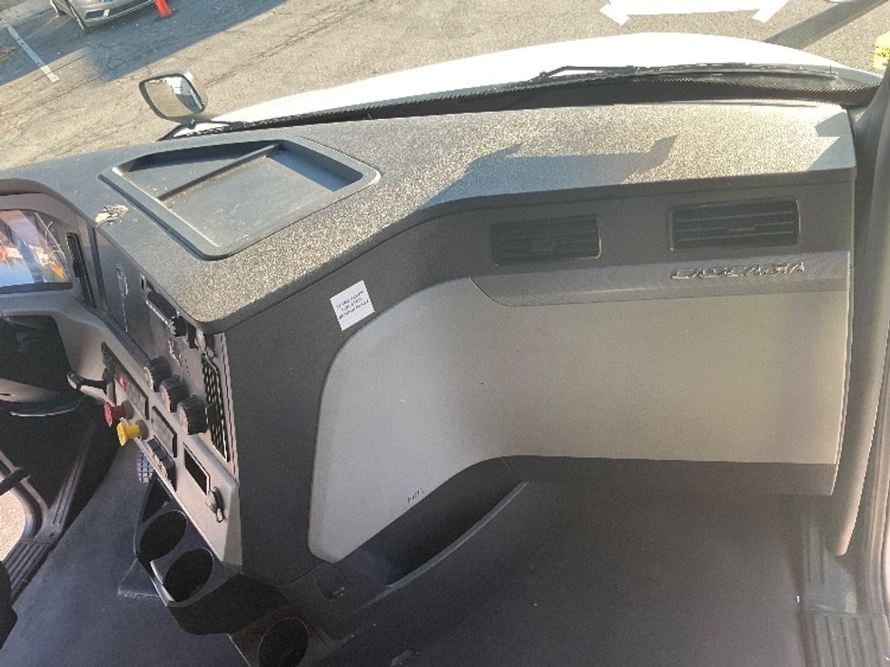 Sleeper Tractor-Heavy Duty Tractors-Freightliner-2022-T12664ST-Chattanooga-TN-266,623\n\t\tmiles-$ 95,000 - Image 14