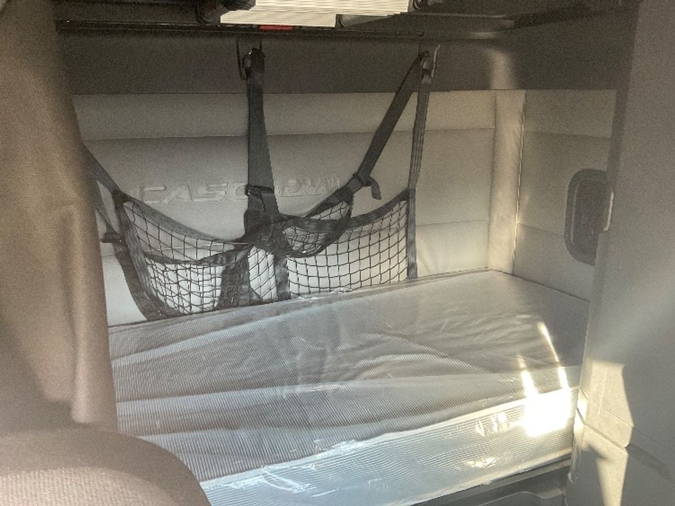 Sleeper Tractor-Heavy Duty Tractors-Freightliner-2022-T12664ST-Chattanooga-TN-266,623\n\t\tmiles-$ 95,000 - Image 16