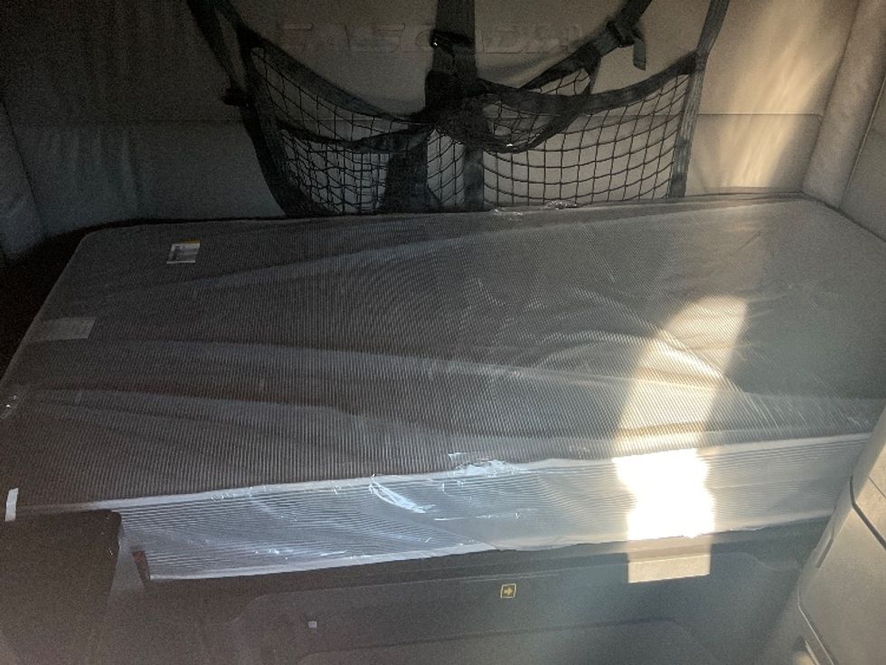 Sleeper Tractor-Heavy Duty Tractors-Freightliner-2022-T12664ST-Chattanooga-TN-266,623\n\t\tmiles-$ 95,000 - Image 17