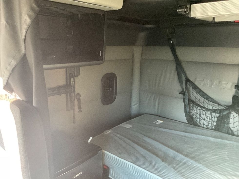 Sleeper Tractor-Heavy Duty Tractors-Freightliner-2022-T12664ST-Chattanooga-TN-266,623\n\t\tmiles-$ 95,000 - Image 19