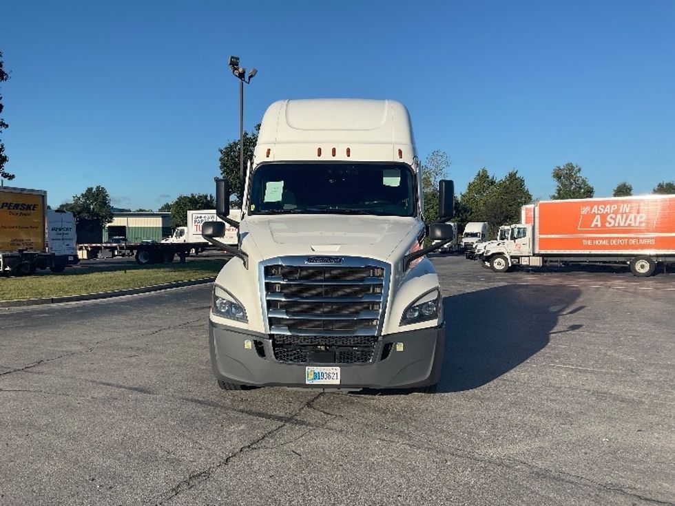 Sleeper Tractor-Heavy Duty Tractors-Freightliner-2022-T12664ST-Chattanooga-TN-266,623\n\t\tmiles-$ 95,000 - Image 2