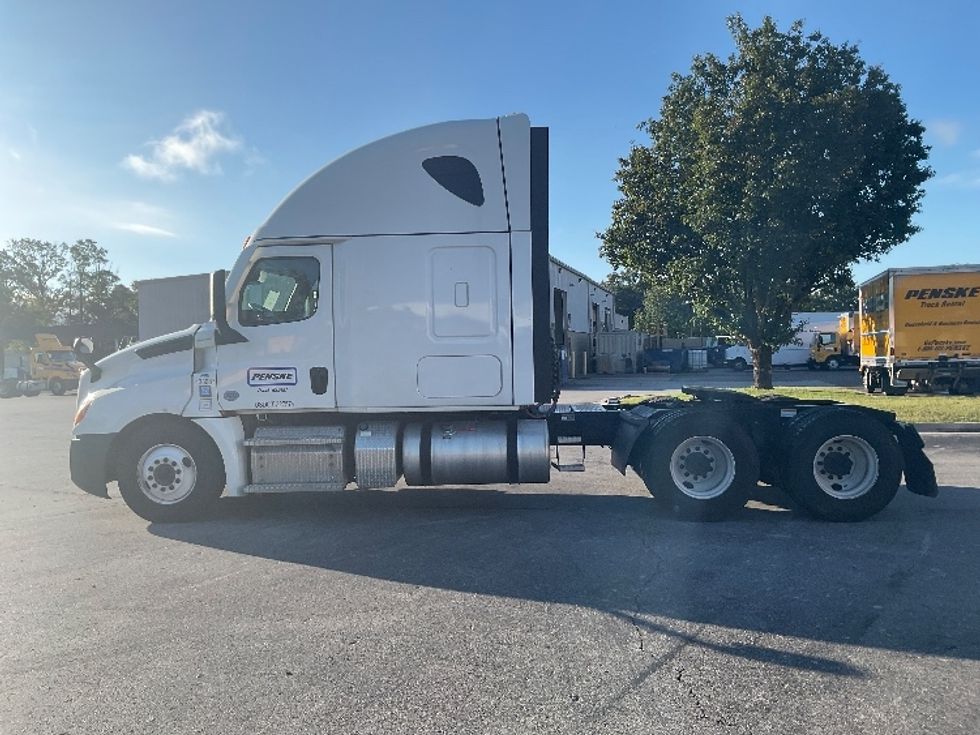 Sleeper Tractor-Heavy Duty Tractors-Freightliner-2022-T12664ST-Chattanooga-TN-266,623\n\t\tmiles-$ 95,000 - Image 4