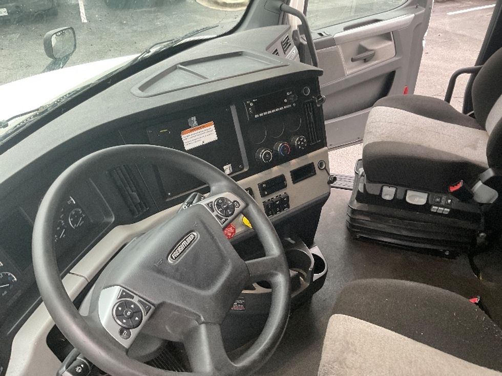 Sleeper Tractor-Heavy Duty Tractors-Freightliner-2022-T12664ST-Chattanooga-TN-289,437\n\t\tmiles-$ 89,000 - Image 10