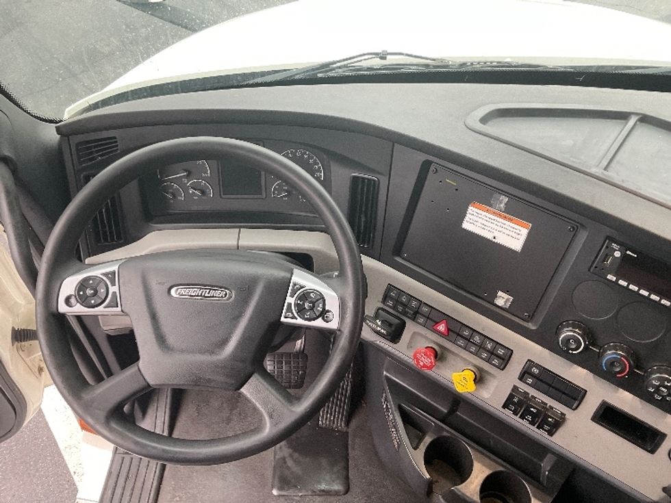 Sleeper Tractor-Heavy Duty Tractors-Freightliner-2022-T12664ST-Chattanooga-TN-289,437\n\t\tmiles-$ 89,000 - Image 11