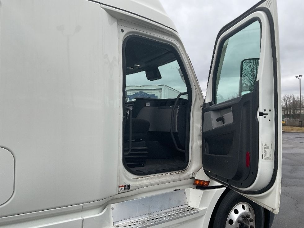 Sleeper Tractor-Heavy Duty Tractors-Freightliner-2022-T12664ST-Chattanooga-TN-289,437\n\t\tmiles-$ 89,000 - Image 13