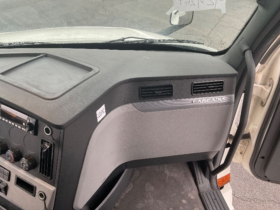 Sleeper Tractor-Heavy Duty Tractors-Freightliner-2022-T12664ST-Chattanooga-TN-289,437\n\t\tmiles-$ 89,000 - Image 14