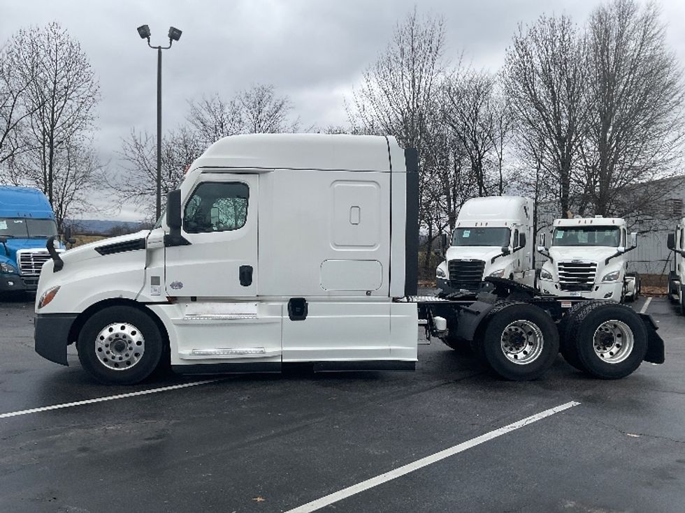 Sleeper Tractor-Heavy Duty Tractors-Freightliner-2022-T12664ST-Chattanooga-TN-289,437\n\t\tmiles-$ 89,000 - Image 4