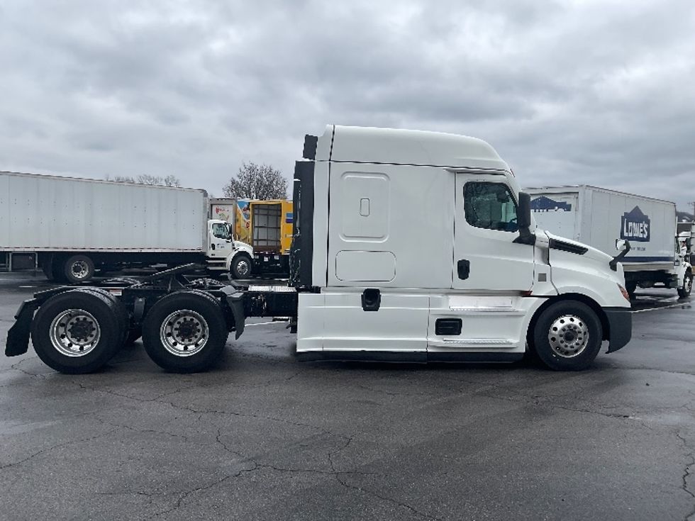 Sleeper Tractor-Heavy Duty Tractors-Freightliner-2022-T12664ST-Chattanooga-TN-289,437\n\t\tmiles-$ 89,000 - Image 8