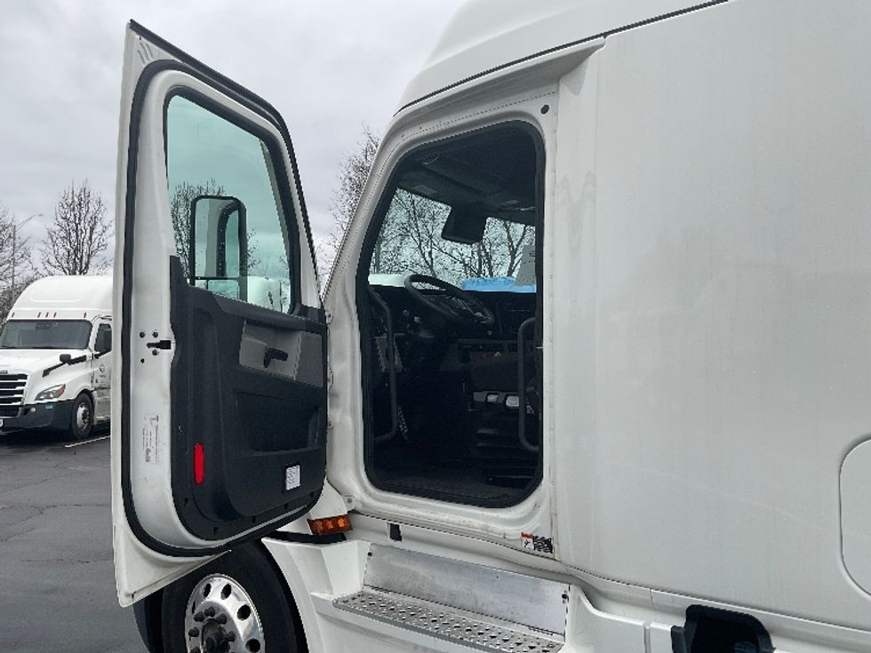 Sleeper Tractor-Heavy Duty Tractors-Freightliner-2022-T12664ST-Chattanooga-TN-289,437\n\t\tmiles-$ 89,000 - Image 9