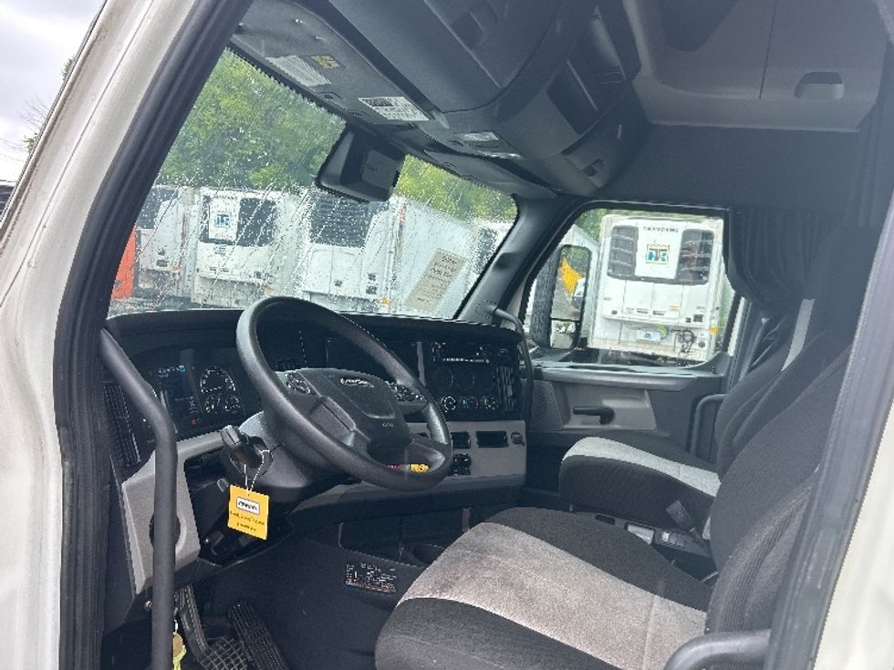 Sleeper Tractor-Heavy Duty Tractors-Freightliner-2022-T12664ST-Chattanooga-TN-310,781\n\t\tmiles-$ 90,250 - Image 10