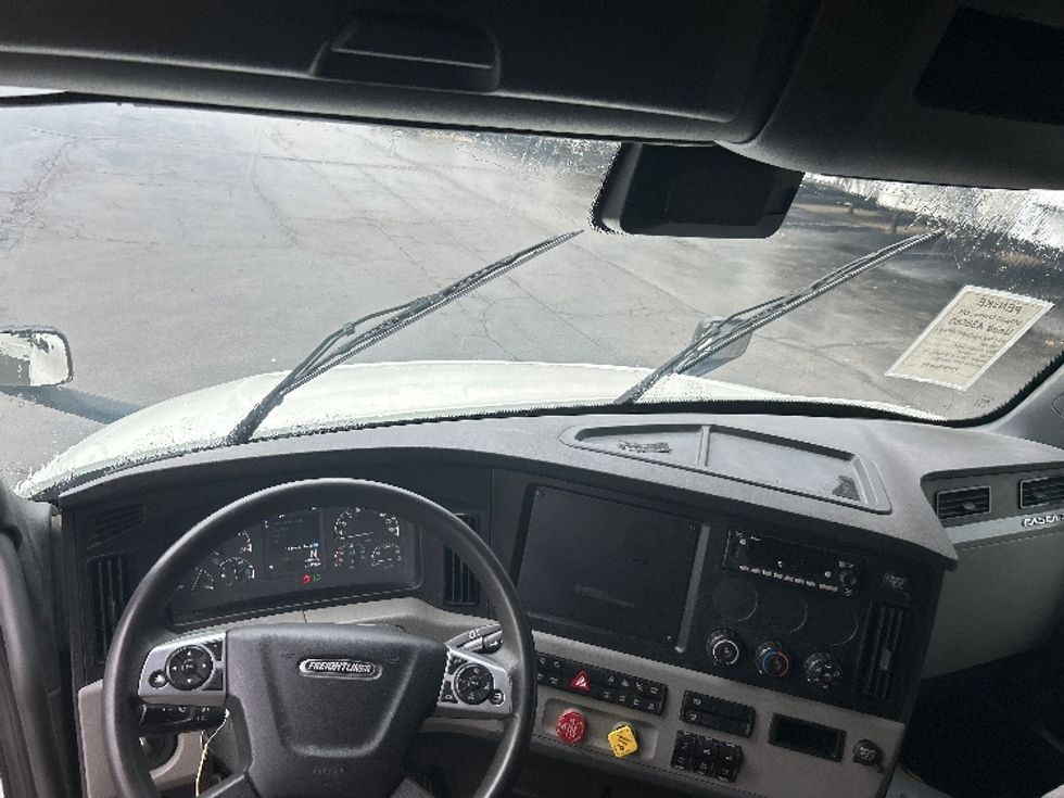 Sleeper Tractor-Heavy Duty Tractors-Freightliner-2022-T12664ST-Chattanooga-TN-310,781\n\t\tmiles-$ 90,250 - Image 11