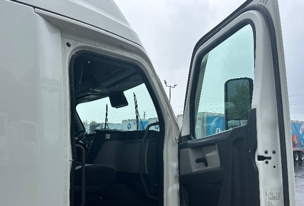 Sleeper Tractor-Heavy Duty Tractors-Freightliner-2022-T12664ST-Chattanooga-TN-310,781\n\t\tmiles-$ 90,250 - Image 13