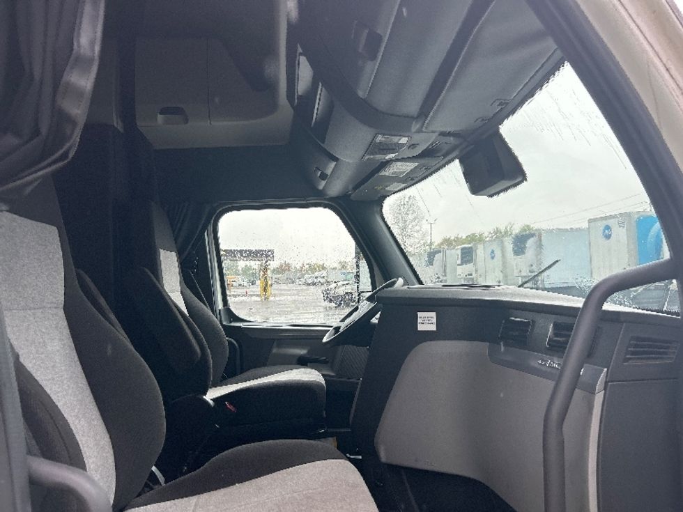 Sleeper Tractor-Heavy Duty Tractors-Freightliner-2022-T12664ST-Chattanooga-TN-310,781\n\t\tmiles-$ 90,250 - Image 15