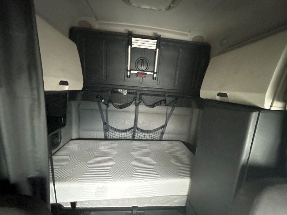 Sleeper Tractor-Heavy Duty Tractors-Freightliner-2022-T12664ST-Chattanooga-TN-310,781\n\t\tmiles-$ 90,250 - Image 16