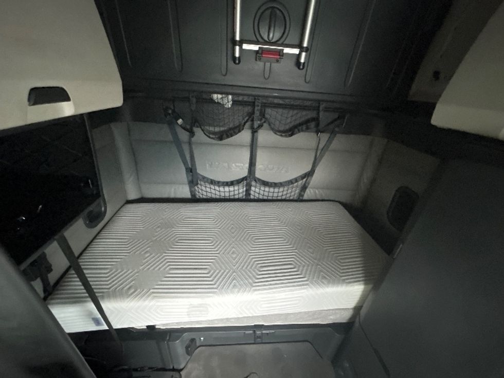 Sleeper Tractor-Heavy Duty Tractors-Freightliner-2022-T12664ST-Chattanooga-TN-310,781\n\t\tmiles-$ 90,250 - Image 17