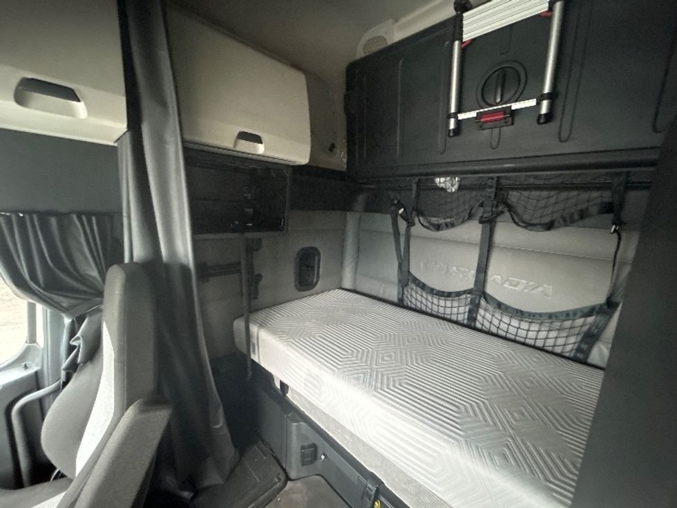 Sleeper Tractor-Heavy Duty Tractors-Freightliner-2022-T12664ST-Chattanooga-TN-310,781\n\t\tmiles-$ 90,250 - Image 18