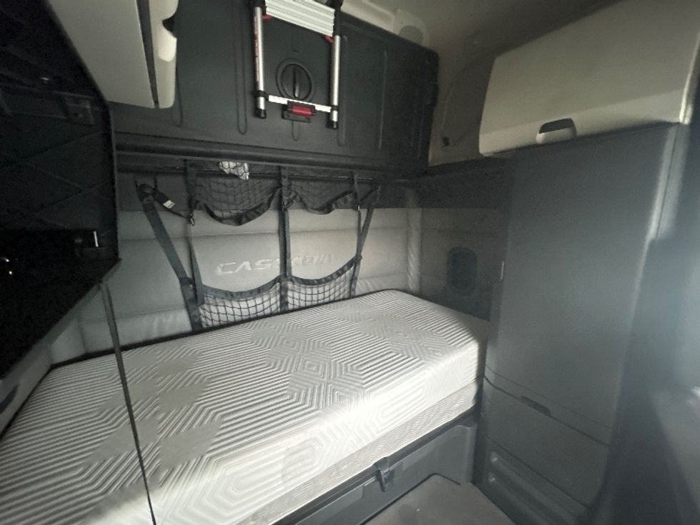 Sleeper Tractor-Heavy Duty Tractors-Freightliner-2022-T12664ST-Chattanooga-TN-310,781\n\t\tmiles-$ 90,250 - Image 19