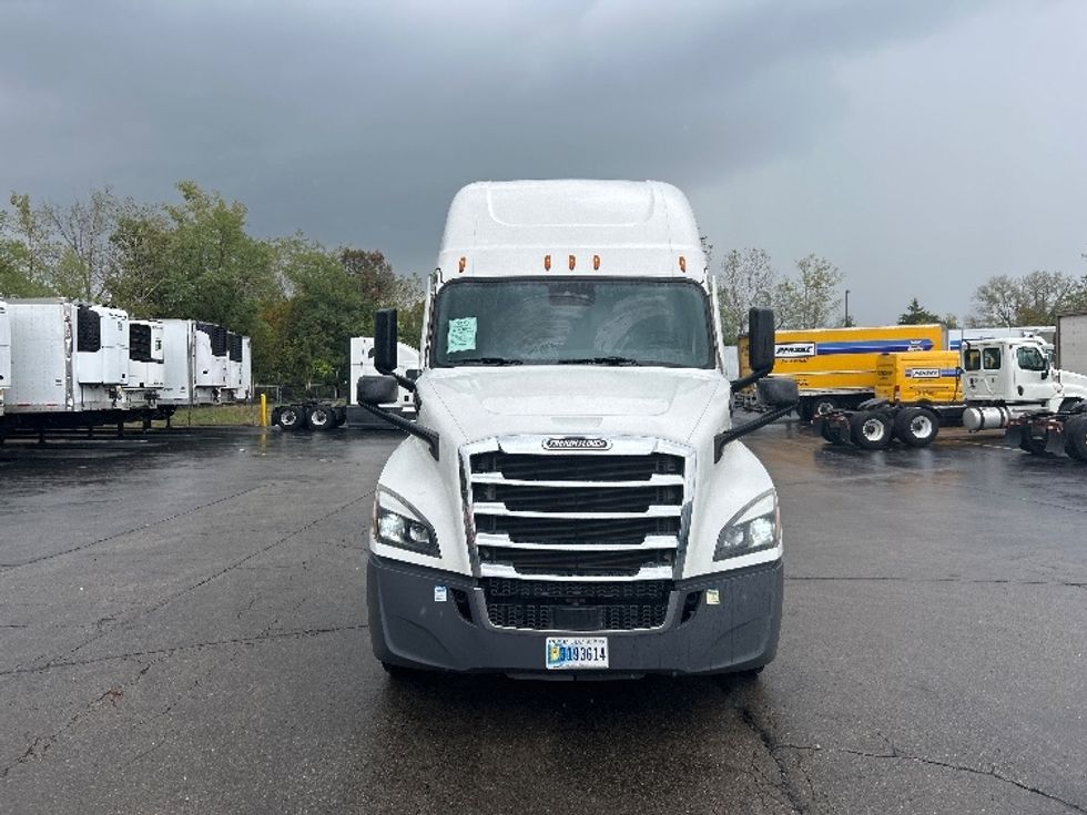 Sleeper Tractor-Heavy Duty Tractors-Freightliner-2022-T12664ST-Chattanooga-TN-310,781\n\t\tmiles-$ 90,250 - Image 2