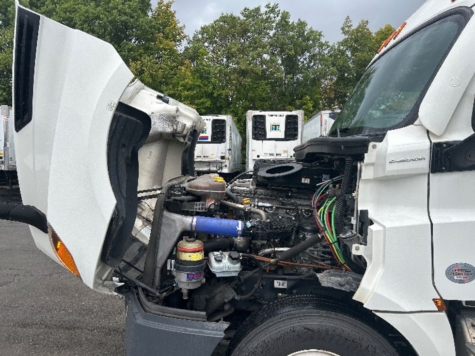 Sleeper Tractor-Heavy Duty Tractors-Freightliner-2022-T12664ST-Chattanooga-TN-310,781\n\t\tmiles-$ 90,250 - Image 21