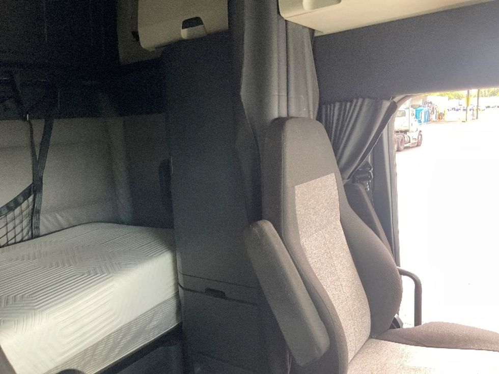 Sleeper Tractor-Heavy Duty Tractors-Freightliner-2022-T12664ST-Chattanooga-TN-310,781\n\t\tmiles-$ 90,250 - Image 22