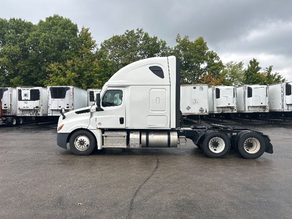 Sleeper Tractor-Heavy Duty Tractors-Freightliner-2022-T12664ST-Chattanooga-TN-310,781\n\t\tmiles-$ 90,250 - Image 4