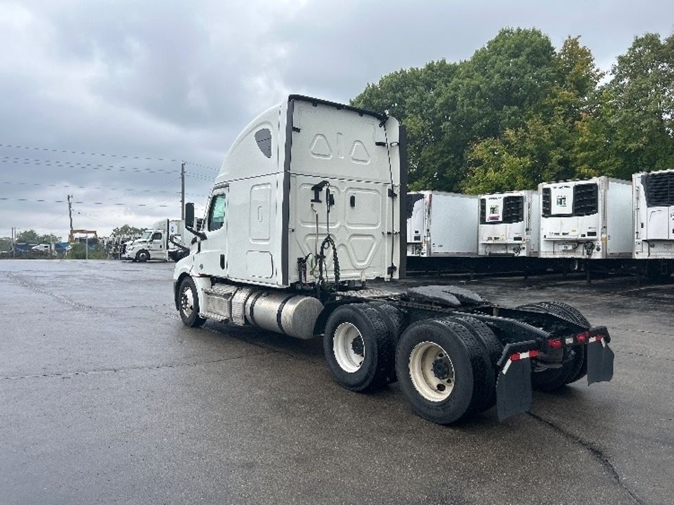 Sleeper Tractor-Heavy Duty Tractors-Freightliner-2022-T12664ST-Chattanooga-TN-310,781\n\t\tmiles-$ 90,250 - Image 5