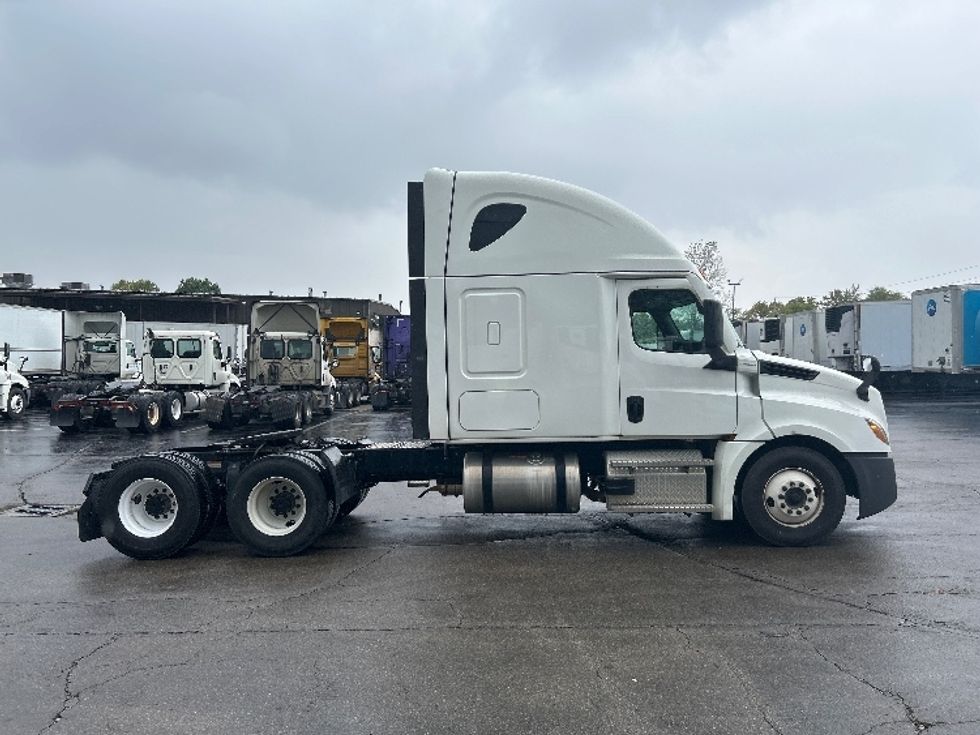 Sleeper Tractor-Heavy Duty Tractors-Freightliner-2022-T12664ST-Chattanooga-TN-310,781\n\t\tmiles-$ 90,250 - Image 8
