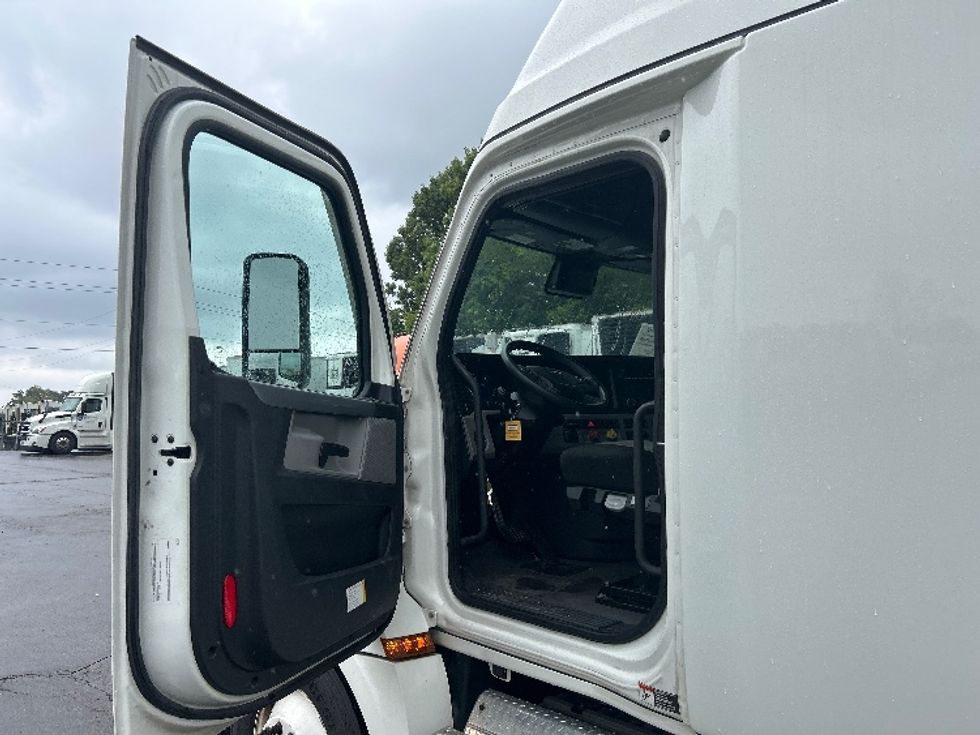 Sleeper Tractor-Heavy Duty Tractors-Freightliner-2022-T12664ST-Chattanooga-TN-310,781\n\t\tmiles-$ 90,250 - Image 9