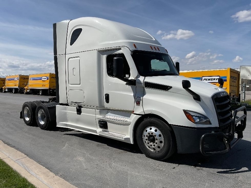 Sleeper Tractor-Heavy Duty Tractors-Freightliner-2022-T12664ST-Chattanooga-TN-575,085\n\t\tmiles-$ 67,250 - Image 1