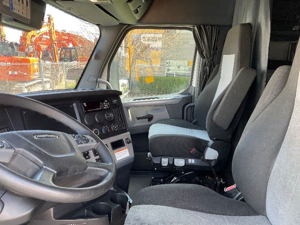 Sleeper Tractor-Heavy Duty Tractors-Freightliner-2022-T12664ST-Chattanooga-TN-575,085\n\t\tmiles-$ 67,250 - Image 10