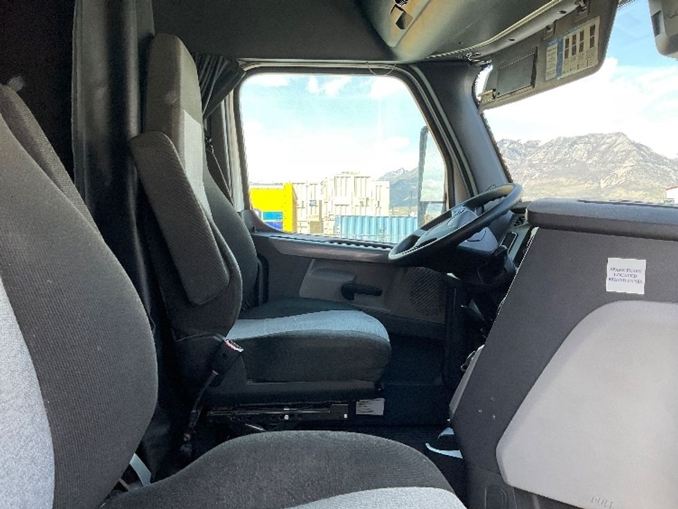 Sleeper Tractor-Heavy Duty Tractors-Freightliner-2022-T12664ST-Chattanooga-TN-575,085\n\t\tmiles-$ 67,250 - Image 15