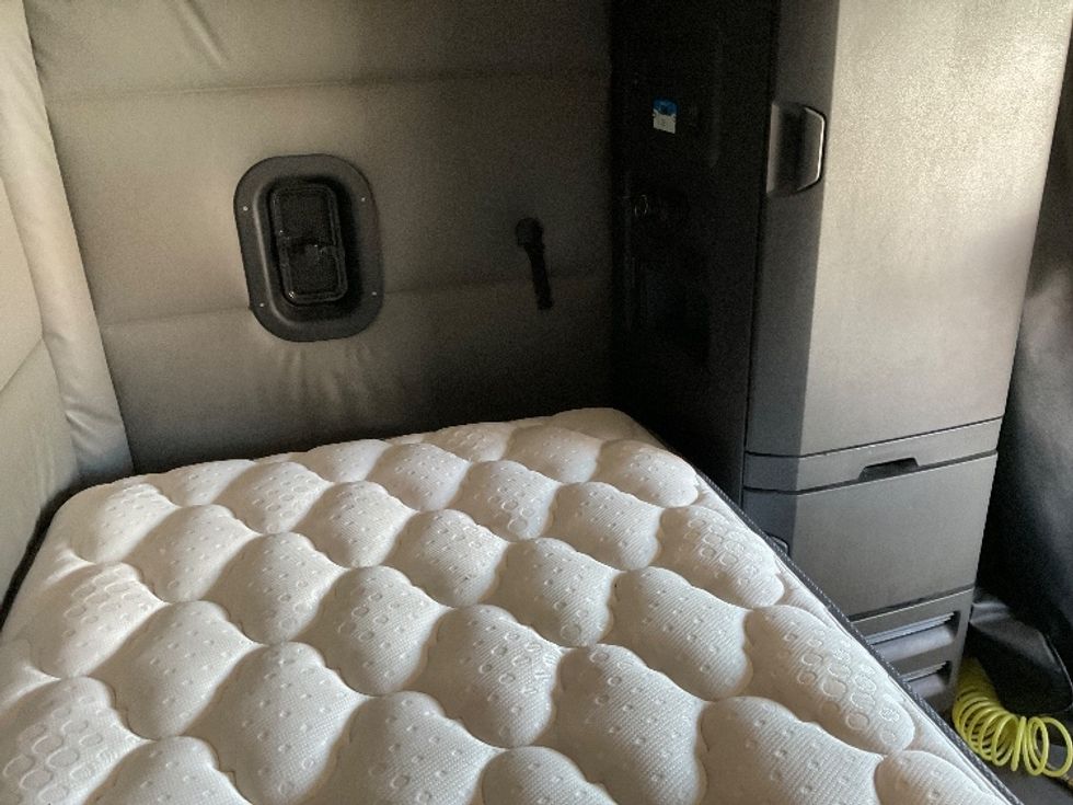 Sleeper Tractor-Heavy Duty Tractors-Freightliner-2022-T12664ST-Chattanooga-TN-575,085\n\t\tmiles-$ 67,250 - Image 18