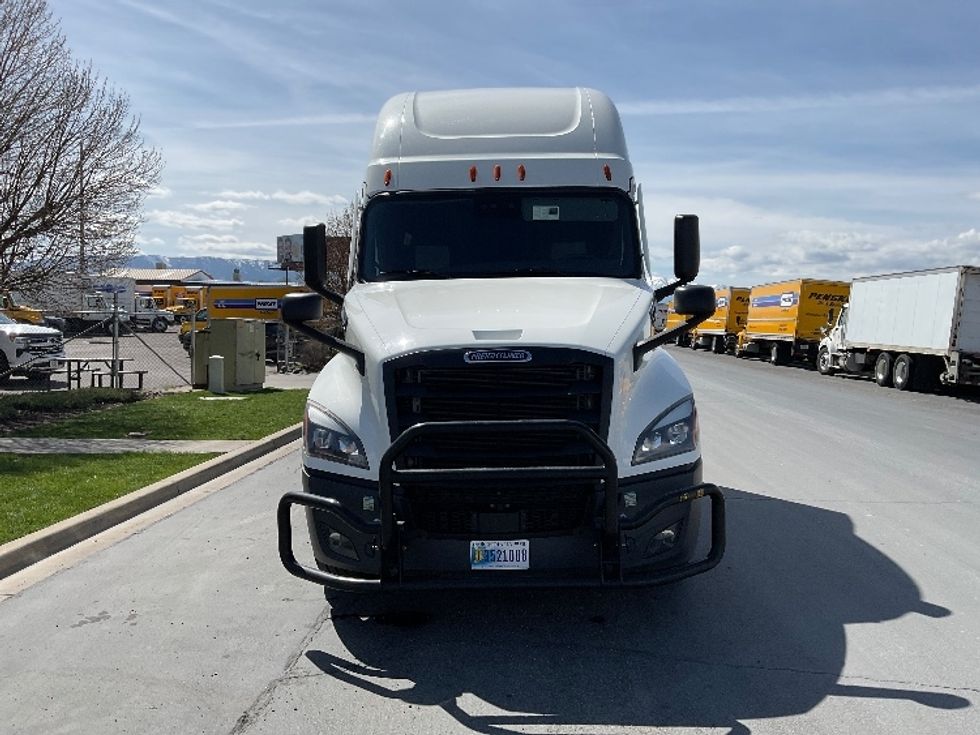 Sleeper Tractor-Heavy Duty Tractors-Freightliner-2022-T12664ST-Chattanooga-TN-575,085\n\t\tmiles-$ 67,250 - Image 2