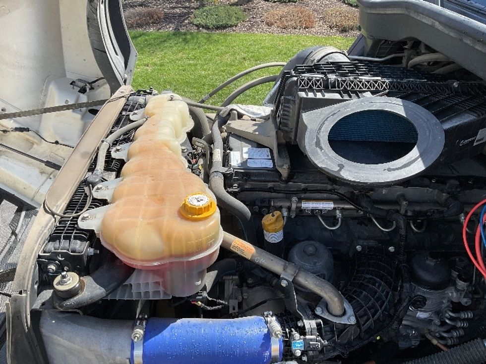 Sleeper Tractor-Heavy Duty Tractors-Freightliner-2022-T12664ST-Chattanooga-TN-575,085\n\t\tmiles-$ 67,250 - Image 21